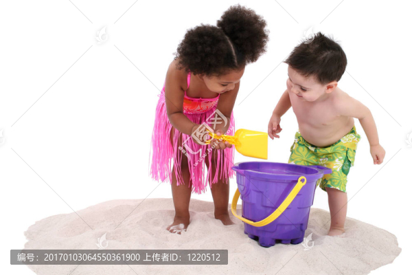可愛的幼兒在沙灘上玩耍