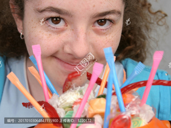 女孩微笑的@糖果