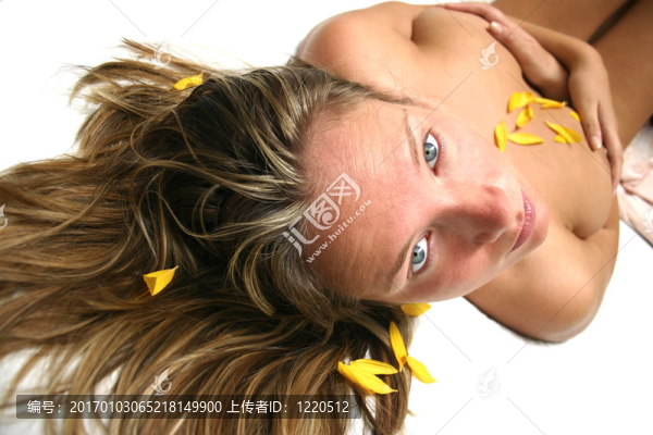 女孩在床上