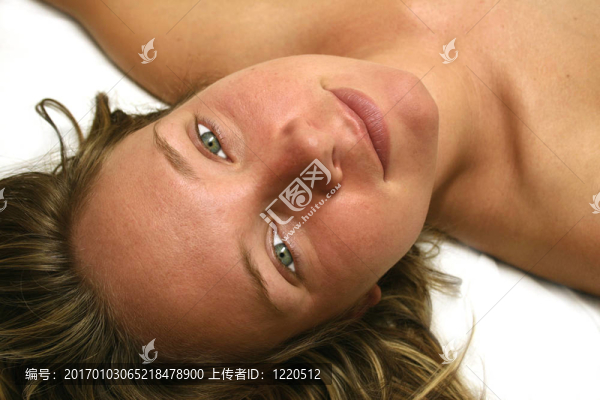 女孩在床上