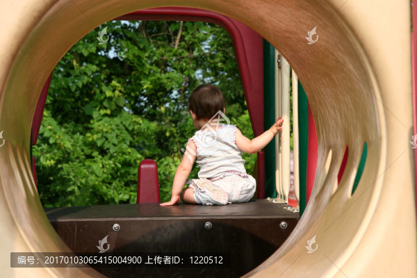 在Playground的女嬰