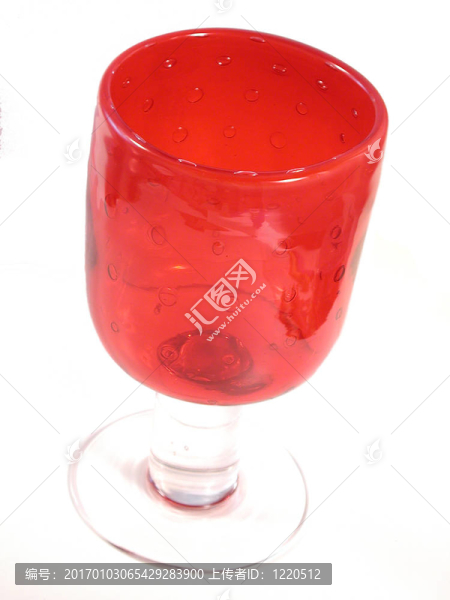 紅色的玻璃酒杯