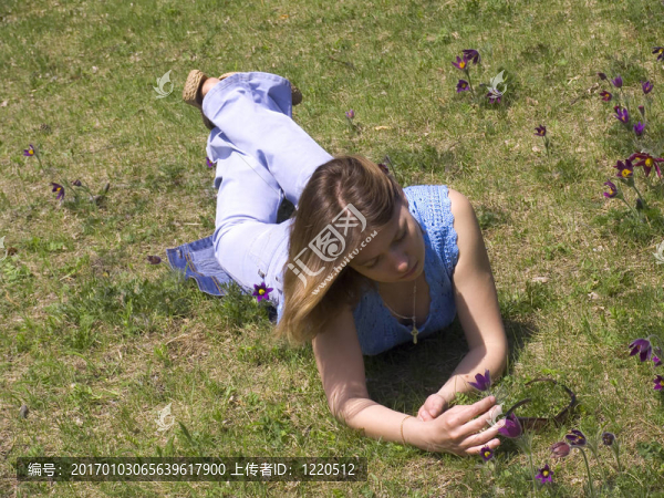 草地上的女孩