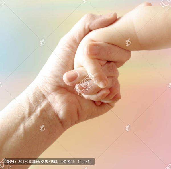 母親和孩子的手