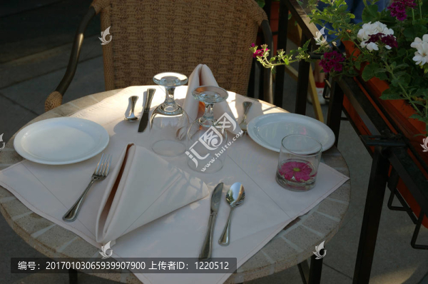 人行道上的咖啡館