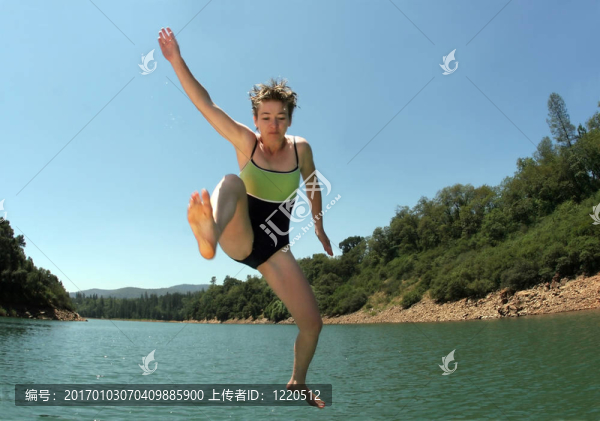 在湖里跳