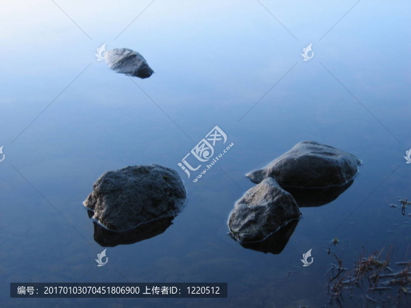 石頭在水中