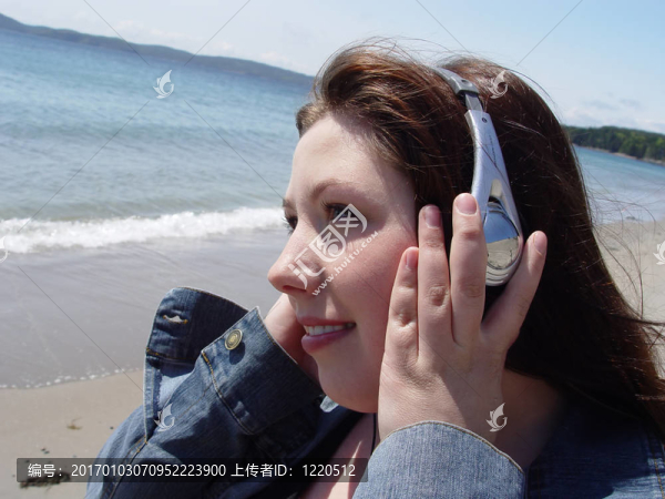女人聽音樂