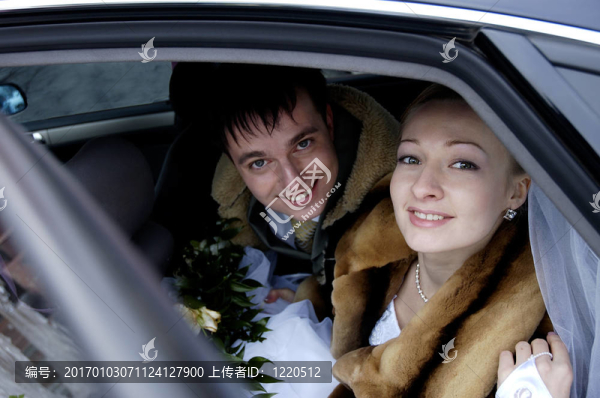 汽車中的新婚夫婦