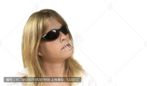 戴眼鏡的女人