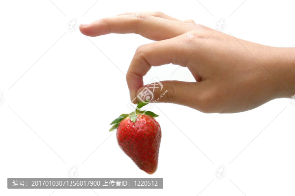 手上拿著草莓
