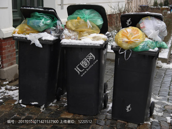 滿滿的垃圾桶