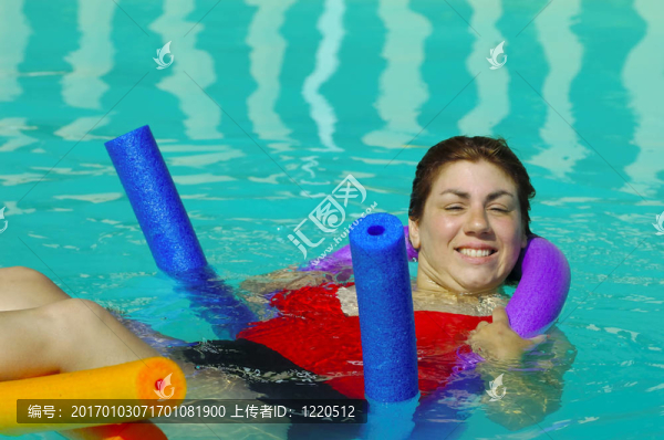 游泳池里的女人