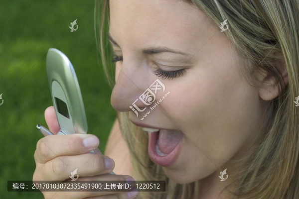 接電話的女子