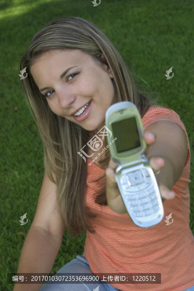 接電話的女子