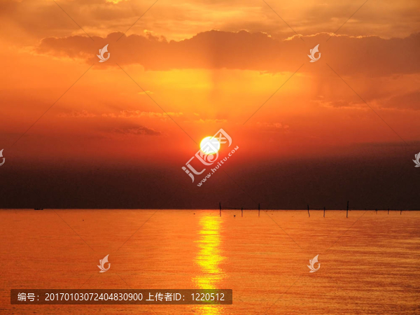 日出多云的天空
