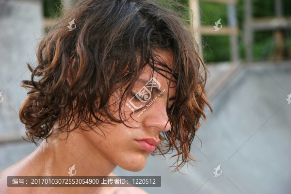 出汗的十幾歲的青少年