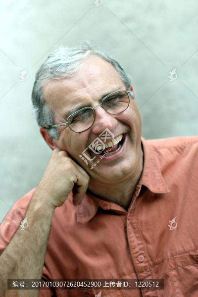 成熟的男人笑