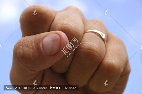 緊握的拳頭伸