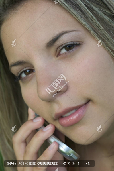 接電話的女子