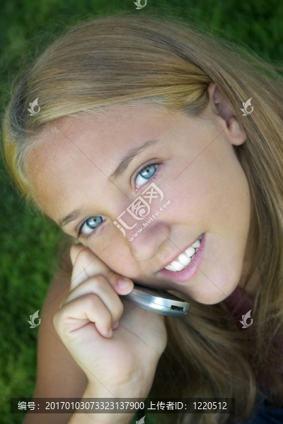 接電話的女子