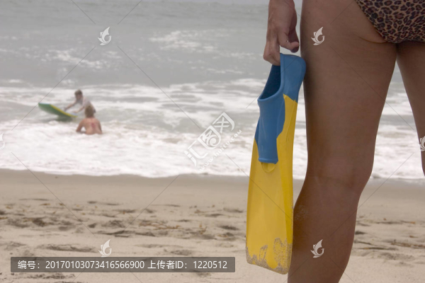 在海里游泳