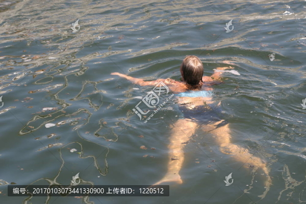 游泳的女孩