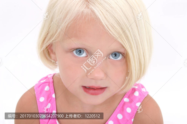 漂亮的小女孩穿著粉色泳裝