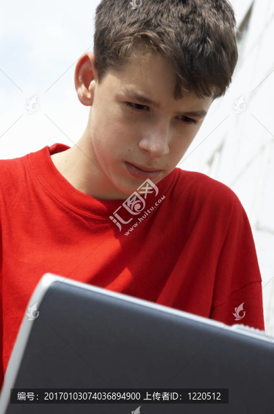 青少年的筆記本電腦