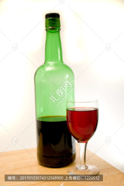 酒瓶和玻璃