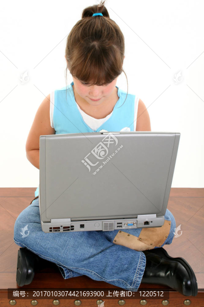 女孩的筆記本電腦