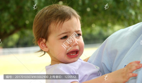 哭泣的小女孩