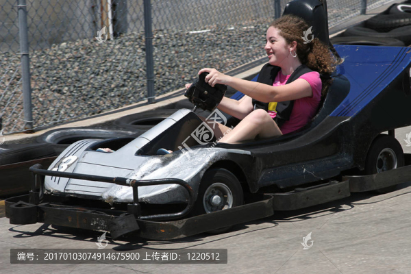 推車的女孩