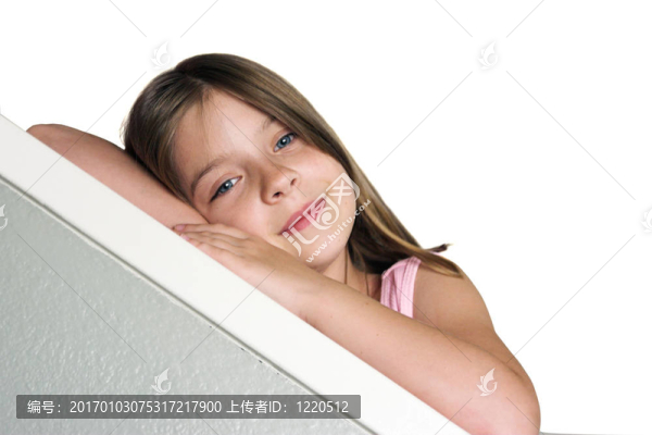 小女孩倚