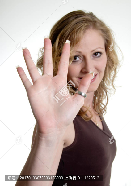 手拉手的女人