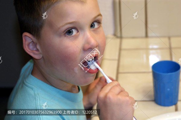 孩子刷牙