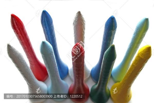 彩色木制高爾夫球釘上