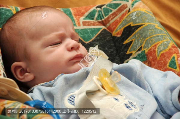 熟睡的嬰兒。