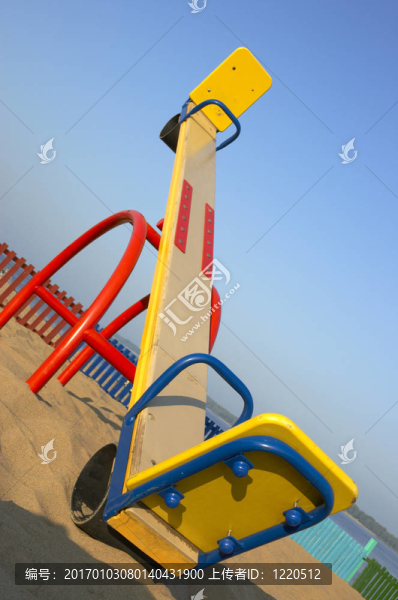 在海灘上蕩秋千