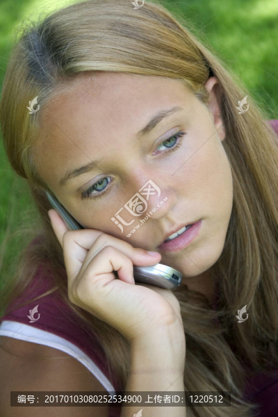 打電話的女孩