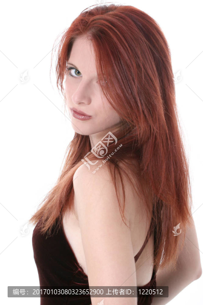穿著天鵝絨衣服的美麗的年輕女人