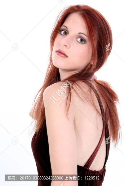 穿著天鵝絨衣服的美麗的年輕女人