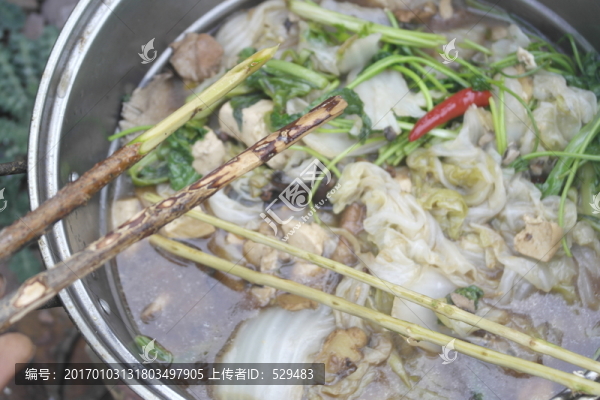 野餐大鍋菜樹枝筷子