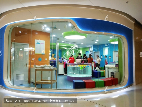嬰兒游泳館