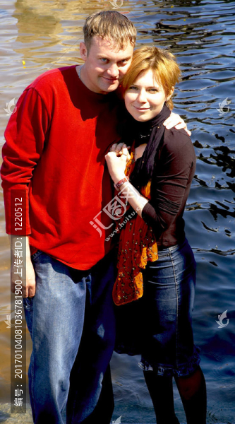 微笑的幸福的夫婦