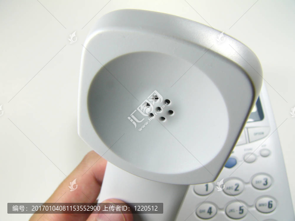 一方面，電話