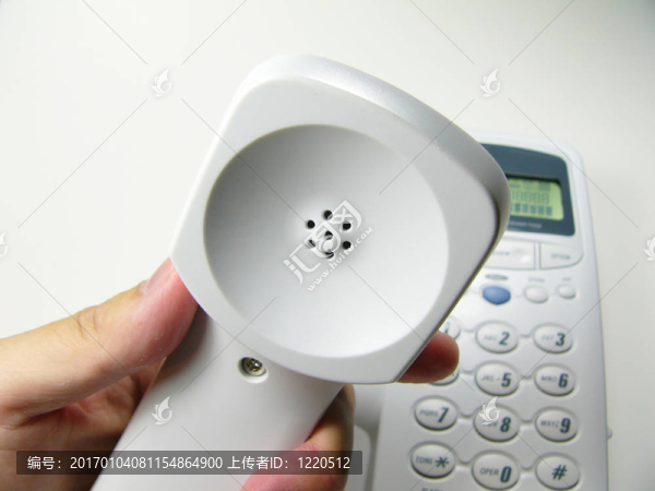 一方面，電話