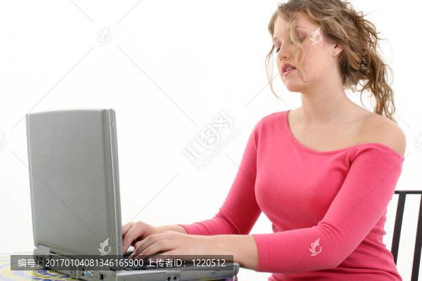十幾歲的女孩的筆記本電腦