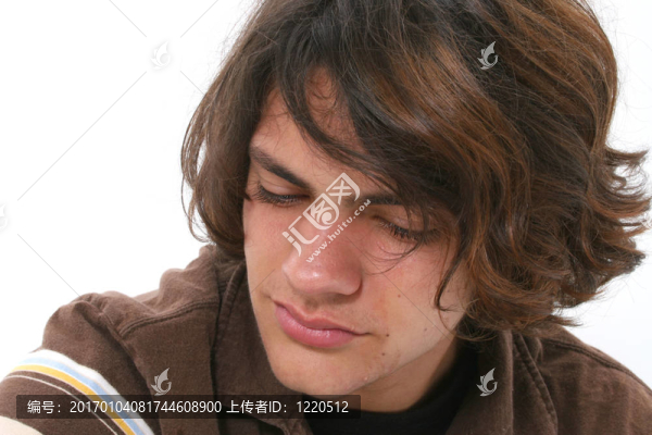十幾歲的男孩在哭