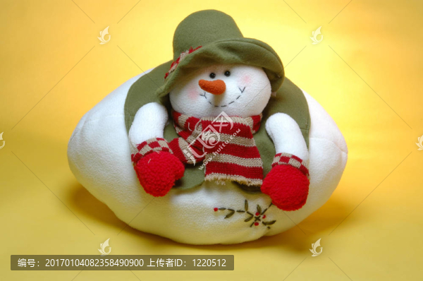 胖乎乎的雪人在金微笑